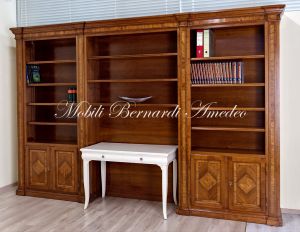Libreria da soggiorno o studio realizzata su misura in legno massello di noce e intarsiata in legno di ulivo